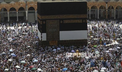 Jamaah bertawaf di sekeliling Ka'bah, Senin (28/8)