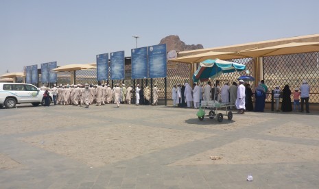 Jamaah berziarah ke makam Hamzah dan syuhada Perang Uhud di sekitar Gunung Uhud, Madinah, Arab Saudi, Kamis (3/8).