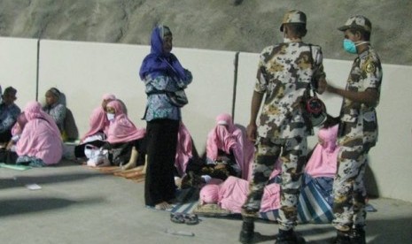 Jamaah calon hai memilih tiduran di pinggir jembatan layang menuju jembatan jamarat, Mina, untuk mabit (menginap). Padahal mereka sudah memiliki tenda di Mina Jadid