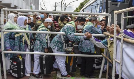 Jamaah calon haji antre masuk ke dalam bus saat pelepasan dan pemberangkatan jamaah haji kloter 43 di Gedung Dakwah Islamiyah, Kota Tasikmalaya, Jawa Barat, Jumat (1/7/2022). Sebanyak 259 orang jamaah calon haji dari Kota Tasikmalaya diberangkatkan menuju Asrama Haji Embarkasi Bekasi dan diterbangkan ke Tanah Suci pada 2 Juli 2022 dini hari. Kemenag Buka Saluran Aduan Kinerja dan Layanan Haji Secara Daring