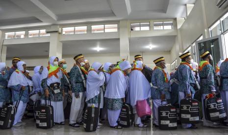 Jamaah calon haji antre masuk ke dalam bus saat pelepasan dan pemberangkatan jamaah haji  ke Tanah Suci (ilustrasi)