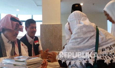 Jamaah calon haji asal Aceh menerima dana wakaf di Pemondokan 605 (Hotel Khulafaa, Syisyah, Makkah, Arab Saudi, Senin (29/8). (Republika/Didi Purwadi)