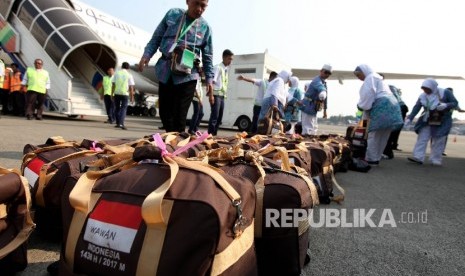 Jamaah Calon Haji asal Garut bergegas menaiki pesawat pada keberangkatannya di Bandara Soekarno-Hatta, Tanggerang, Banten, Kamis (8/3).