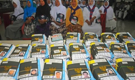 Jamaah calon haji asal Kabupaten Tegal antre menunggu pembagian visa di Asrama Haji Donohudan, Boyolali, Jawa Tengah, Selasa (9/8). 