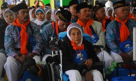 Jamaah calon haji asal Kabupaten Tegal yang tergabung pada kelompok terbang 1 memasuki gedung aula Asrama Haji Donohudan di Ngemplak, Boyolali, Jawa Tengah, Senin (16/7).