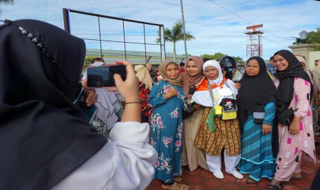 Jamaah calon haji berfoto bersama sanak saudara di pelataran parkir Masjid Babusalam Bandara DEO Kota Sorong, Papua Barat, Selasa (28/6/2022) (ilustrasi). Warga Muslim di Kabupaten Manokwari, Provinsi Papua Barat, yang sudah mengantre untuk menunaikan ibadah haji hingga Mei 2023 mencapai 2.600 orang menurut data Kantor Kementerian Agama.