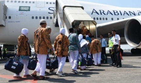 Jamaah calon haji berjalan menuju pesawat di Bandar Udara Internasional Juanda Surabaya di Sidoarjo, Jawa Timur, Jumat (21/8).