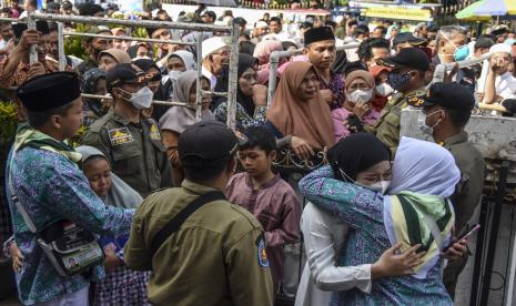  Sudah Sampai Embarkasi Bekasi, Tiga Calon Jamaah Haji  Tasikmalaya Gagal Berangkat. Foto ilustrasi: Jamaah calon haji berpelukan dengan kerabatnya saat pelepasan dan pemberangkatan jamaah haji kloter 43 di Gedung Dakwah Islamiyah, Kota Tasikmalaya, Jawa Barat, Jumat (1/7/2022). Sebanyak 259 orang jamaah calon haji dari Kota Tasikmalaya diberangkatkan menuju Asrama Haji Embarkasi Bekasi dan diterbangkan ke Tanah Suci pada 2 Juli 2022 dini hari. 