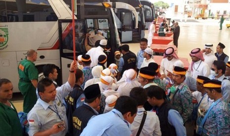 Jamaah calon haji bersiap diberangkatkan dari Jeddah menuju Madinah dengan bus, Jumat (13/9).