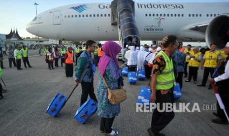 Jamaah calon haji bersiap memasuki pesawat, pada keberangkatan kloter pertama embarkasi Padang, di Bandara Internasional Minangkabau (BIM), Padangpariaman, Sumatera Barat, Selasa (17/7). 