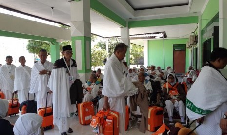 Pembatalan Haji 2020 Perpanjang Daftar Antrean di Solo Raya. Jamaah calon haji (calhaj) kelompok terbang Embarkasi Solo memasuki Asrama Haji Donohudan di Kabupaten Boyolali, Jawa Tengah. Ilustrasi 