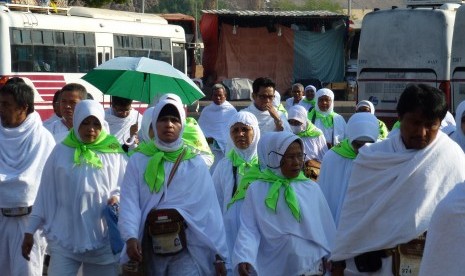 Jamaah calon haji dari Madinah bergerak menuju Makkah dengan mengambil miqat di Masjid Dzulhulaifah, Bir Ali.