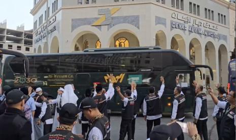  Jamaah calon haji didorong dari Madinah ke Mekkah.