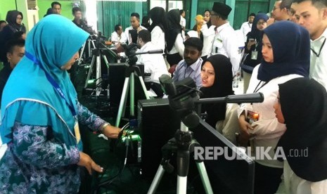 Jamaah calon haji embarkasi Surabaya melakukan perekaman biometrik di Asrama Haji Embarkasi Surabaya, Sukolilo, Surabaya, Senin (16/7).