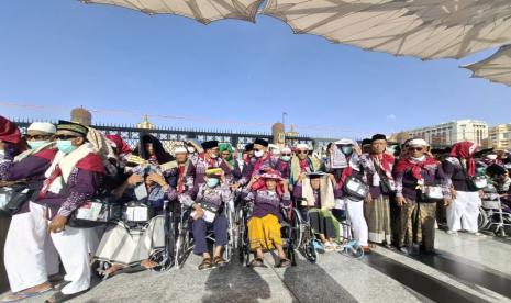 Jamaah calon haji Indonesia saat menunggu masuk ke Raudhah di Masjid Nabawi, Madinah.