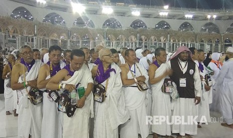 Jamaah calon haji Indonesia yang baru tiba dari Madinah menunaikan umrah di Masjid al-Haram sebagai bagian dari plaksanaan haji tamattu', Senin (7/8) dini hari