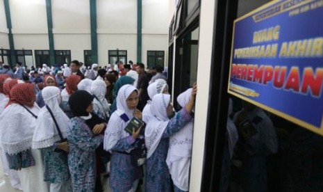 Jamaah Calon Haji (JCH) asal Sumsel mengantre untuk pemeriksaan kesehatan di Asrama Haji Palembang, Sumatera Selatan. Kamis (27/8).