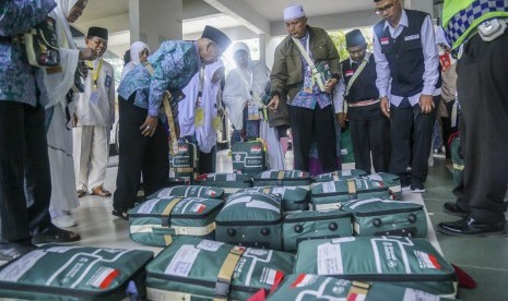 Jamaah calon haji (JCH) yang tergabung dalam kelompok terbang (kloter) I Embarkasi Batam bersiap memasuki asrama haji Batam Centre, Batam, Kepulauan Riau, Jumat (5/7/2019). 696 Orang Calhaj Riau Belum Lunasi Biaya Haji