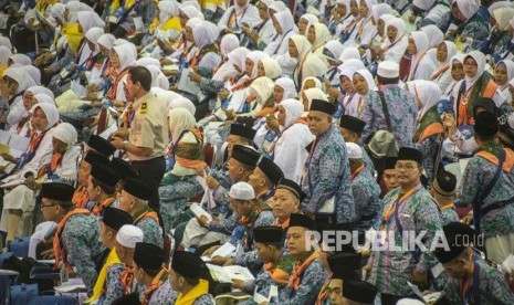 Jamaah calon haji kelompok terbang (kloter) 1 embarkasi haji Jakarta-Pondok Gede menunggu proses administrasi dan pemeriksaan kesehatan di Asrama Haji Pondok Gede, Jakarta, Senin (16/7). 