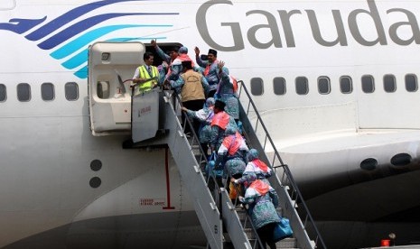 Jamaah calon haji kelompok terbang (kloter) I siap terbang ke Tanah Suci dari Bandara Halim Perdana Kusuma, Jakarta, Selasa (10/9). Kesehatan sekitar 70 persen jamaah Indonesia dinyatakan masuk ketagori risiko tinggi. 