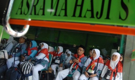 Jamaah calon haji kelompok terbang (kloter) pertama berada di ruang Mina ketika tiba di Asrama Haji Sukolilo, Surabaya, Jawa Timur, Kamis (20/8). 