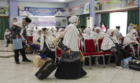 Jamaah calon haji kelompok terbang (kloter) pertama embarkasi Batam tiba di Asrama Haji Batam, Kepulauan Riau, Selasa (14/6/2022). Jamaah calon haji asal Kota Batam, Kabupaten Bintan dan Kota Tanjung Pinang tersebut akan diterbangkan ke Tanah Suci pada Rabu (15/6). Jamaah Kloter 1 Embarkasi Batam Tiba di Makkah