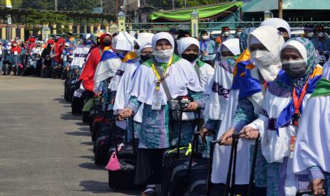 Jamaah calon haji kelompok terbang (kloter) pertama Embarkasi Lampung antre untuk pemeriksaan barang bawaan sebelum memasuki Asrama Haji Lampung, Lampung, Ahad (5/6/2022). Sebanyak 393 jamaah calon haji asal Bandar Lampung tiba di Asrama Haji Lampung dan akan diterbangkan pada Senin (6/6/2022). Lima Kloter Calon Jamaah Haji Indonesia Berangkat Hari Ini