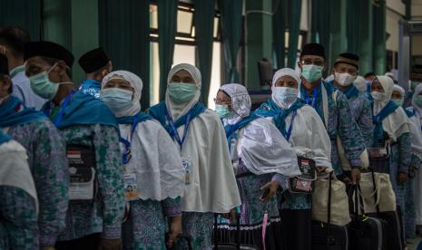 Jamaah calon haji kelompok terbang (kloter) pertama embarkasi Palembang antre untuk mendapatkan gelang identitas setibanya di Asrama Haji Palembang, Sumatera Selatan, Jumat (24/6/2022). 355 Calon Jamaah Haji Kloter Pertama Palembang Masuk Asrama