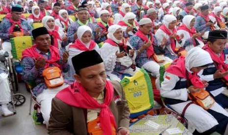  Jamaah Calon Haji kloter 12 yang merupakan kloter terakhir embarkasi Banda Aceh, berdoa saat prosesi pelepasan keberangkatan di Asrama Haji, Banda Aceh, Selasa (2/10). 