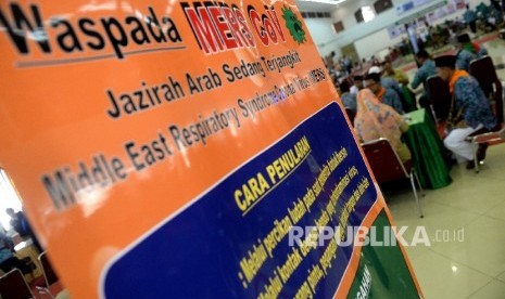 Jamaah calon haji Kloter 25 menunggu pemeriksaan kesehatan di Embarkasi DKI Jakarta, Pondok Gede, Jakarta, Selasa (8/8).