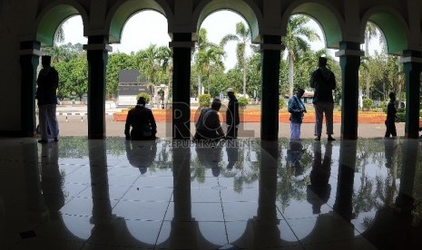 Jamaah calon haji kloter 27 asal Banten beristirahat usai menjalankan Sholat di Masjid Pondok Gede Asramah Haji, Jakarta, Senin (7/9).  (Republika/Agung Supriyanto)