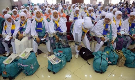 Jamaah calon haji Kloter 31 asal DKI Jakarta memasuki Asrama Haji Pondok Gede, Jakarta, Kamis (10/9).