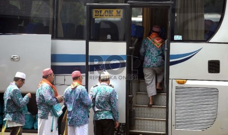  Jamaah Calon Haji Kloter 39 dari DKI Jakarta memasuki bus menuju Bandara Halim Perdanakusuma, Jakarta, Kamis (17/9).  (Republika/Wihdan)