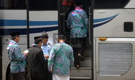 Jamaah Calon Haji memasuki bus menuju Bandara Halim Perdanakusuma, Jakarta.  (Republika/Wihdan)