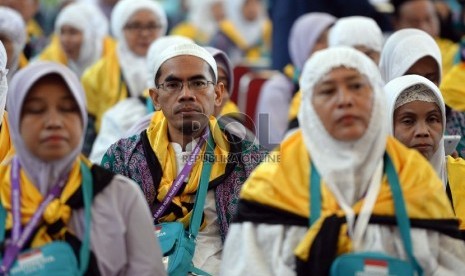   Jamaah calon haji kloter 5 menunggu pemberangkatan di Asrama Haji Pondok Gede, Jakarta, Senin (24/8).   (Republika/WIhdan)