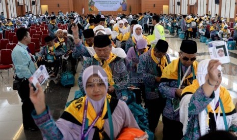  Jamaah calon haji kloter 5 menunggu pemberangkatan di Asrama Haji Pondok Gede, Jakarta, Senin (24/8).   (Republika/WIhdan)