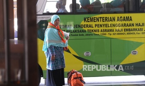  Jamaah Calon Haji Kloter 63 asal DKI Jakarta dan Banten berada tiba di Asrama Haji Pondok Gede, Jakarta, Jumat (25/8). 