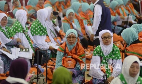 Jamaah Calon Haji Kloter 63 asal DKI Jakarta dan Banten berada tiba di Asrama Haji Pondok Gede, Jakarta, Jumat (25/8).