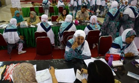 Jamaah calon haji Kloter 7 dari Tangerang menjalani pemeriksaan oleh petugas kesehatan saat tiba di Asrama Haji Pondok Gede, Jakarta, Selasa (25/8).    (Republika/Wihdan)