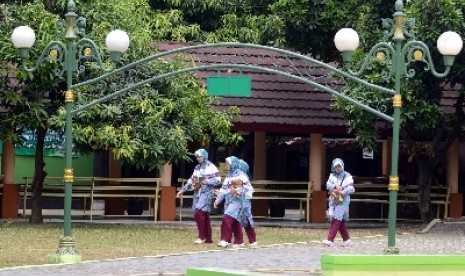 Jamaah calon haji kloter 74 asal Kota Bogor tiba di Asrama Haji Bekasi, Jawa Barat