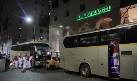 Jamaah calon haji kloter I asal embarkasi Surabaya diberangkatkana dari Madinah menuju Makkah, pukul 19.00 waktu Arab Saudi. Mereka dilaporkan telah tiba di Makkah pukul 02.30 waktu setempat.  