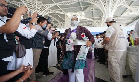 Jamaah calon haji kloter pertama dari embarkasi Solo tiba di Bandar Udara Internasional Amir Muhammad bin Abdul Aziz (AMMA), Madinah, Sabtu (3/6/2022). Sebanyak 2.776 calon haji Indonesia yang tergabung dalam tujuh kloter direncanakan tiba di Arab Saudi pada Sabtu (3/6) dengan lima embarkasi kedatangan.