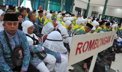 Calon jamaah embarkasi Palembang menanti giliran pembagian gelang dan paspor (Ilustrasi)