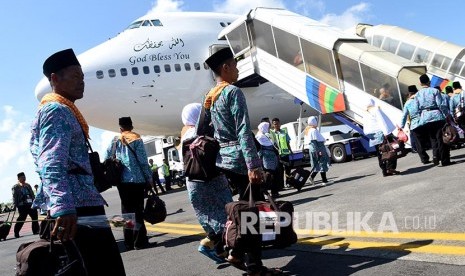 Calon jamaah chaji kloter pertama embarkasi Surabaya bersiap naik pesawat di Bandara Internasional Juanda Surabaya di Sidoarjo, Jawa Timur, Selasa (9/8).