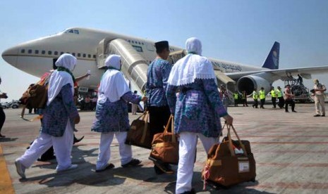 Jamaah calon haji kloter pertama embarkasi Surabaya menuju ke pesawat di Bandar Udara Internasional Juanda, Sidoarjo, Jatim, Jumat (21/9). 