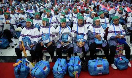   Jamaah calon haji kloter satu asal DKI Jakarta menunggu pendataan oleh Panitia Penyelenggara Ibadah Haji (PPIH) saat tiba di gedung serba guna Asrama Haji Pondok Gede, Jakarta, Senin (9/9).       (Republika/Agung Supriyanto)