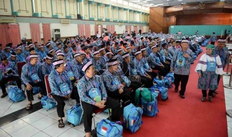   Jamaah calon haji kloter satu asal DKI Jakarta menunggu pendataan oleh Panitia Penyelenggara Ibadah Haji (PPIH) saat tiba di gedung serba guna Asrama Haji Pondok Gede, Jakarta, Senin (9/9).       (Republika/Agung Supriyanto)