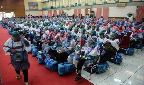   Jamaah calon haji kloter satu asal DKI Jakarta menunggu pendataan oleh Panitia Penyelenggara Ibadah Haji (PPIH) saat tiba di gedung serba guna Asrama Haji Pondok Gede, Jakarta, Senin (9/9).       (Republika/Agung Supriyanto)