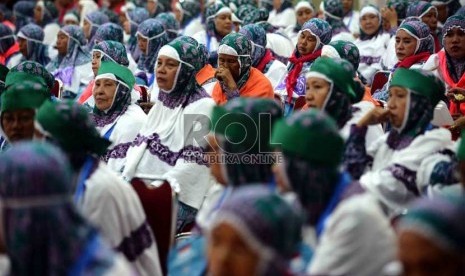   Jamaah calon haji kloter satu asal DKI Jakarta menunggu pendataan oleh Panitia Penyelenggara Ibadah Haji (PPIH) saat tiba di gedung serba guna Asrama Haji Pondok Gede, Jakarta, Senin (9/9).       (Republika/Agung Supriyanto)  