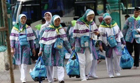   Jamaah calon haji kloter terakhir embarkasi Jakarta tiba di Asrama Haji Pondok Gede, Jakarta, Senin (7/10). (Republika/Yasin Habibi)